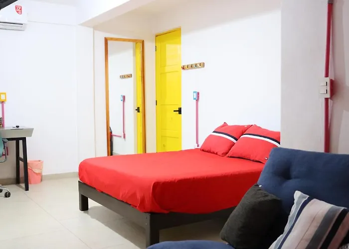 Guest house Casa Mandarine , Amazing Private W Balcony, Rooftop, Hammocks, Ac, Smartv, 100mbs! Zihuatanejo